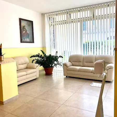 Madre Santina ホステル *